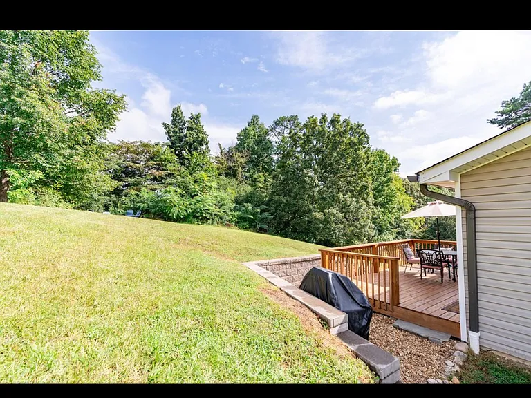 911 Crest Dr — Photo 39