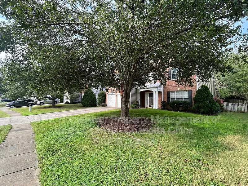 3 bed, 2.5 bath, 2390 sqft, $2,595 — Photo 3