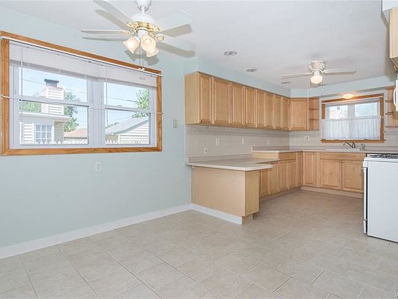 3rd image of 1019 Parker Blvd
