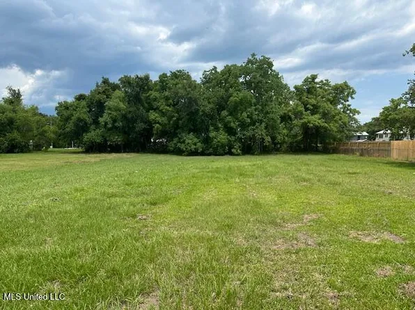 10068 Byrd Ave, Diberville, MS 39540