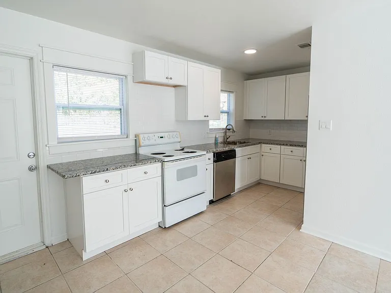 406 Essex Dr — Photo 10