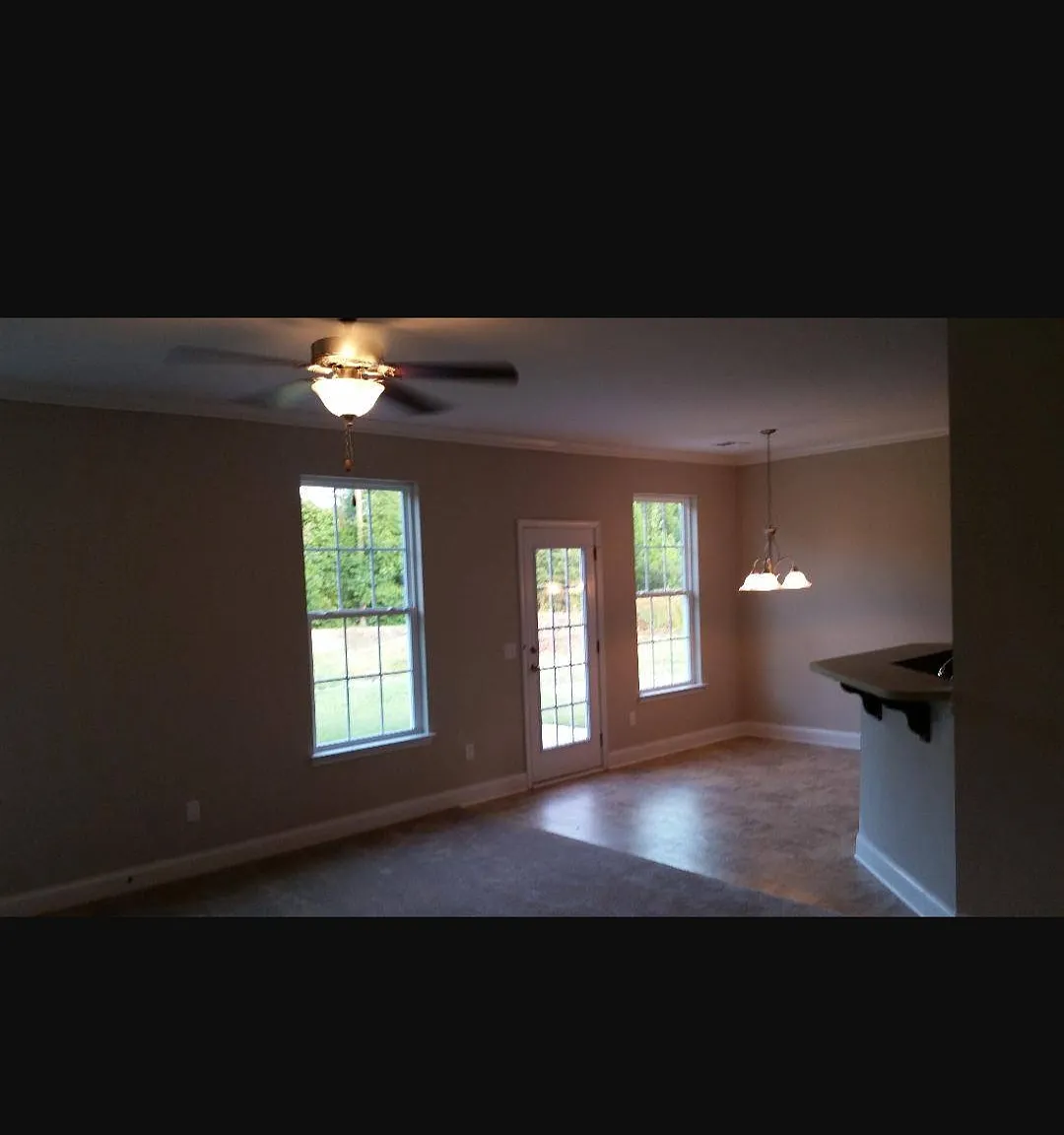 6 bed, 3.5 bath, 3000 sqft, $1,000 — Photo 2
