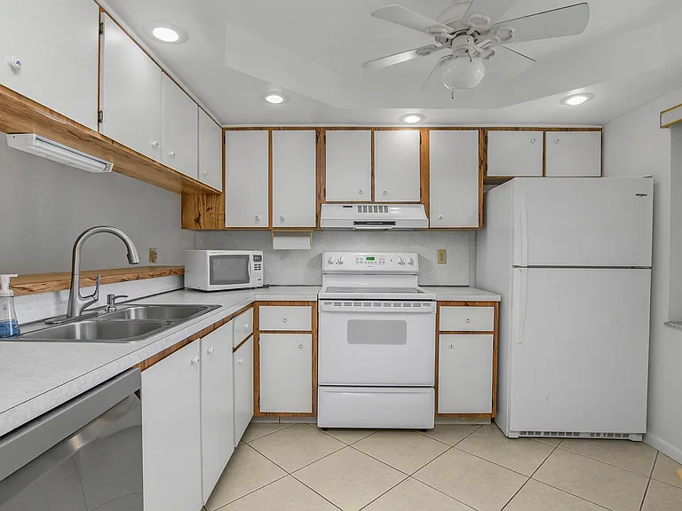 190 Palm Dr #5 — Photo 4