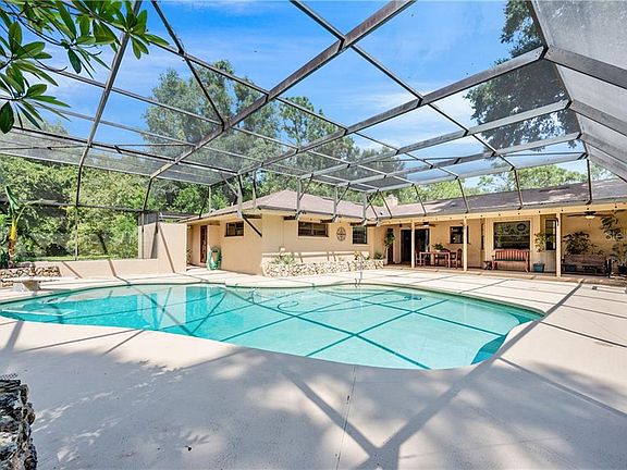 4th image of 1818 Center Dr