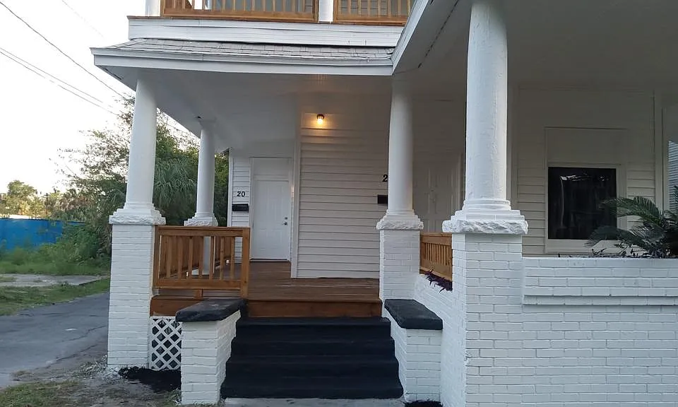 20 W 3rd St
