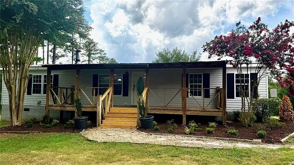 3 bed, 2.0 bath, 1680 sqft, $2,400 — Photo 1