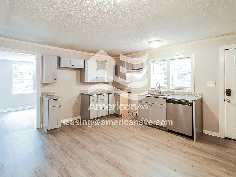 492593_007_kitchen_6.jpg