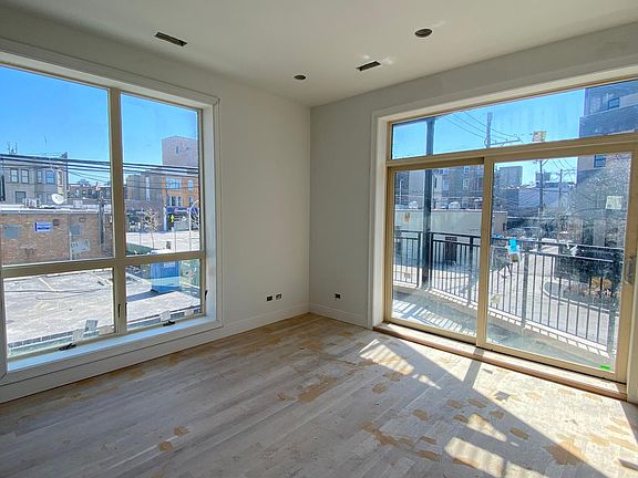 5th image of 1050 W Cornelia Ave Floor T401