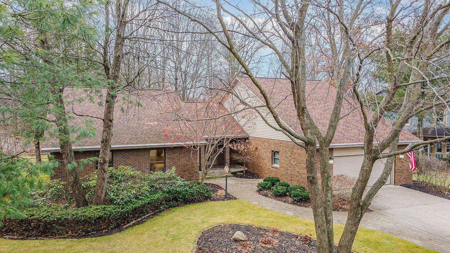 2521 Brookwood Dr photo 1