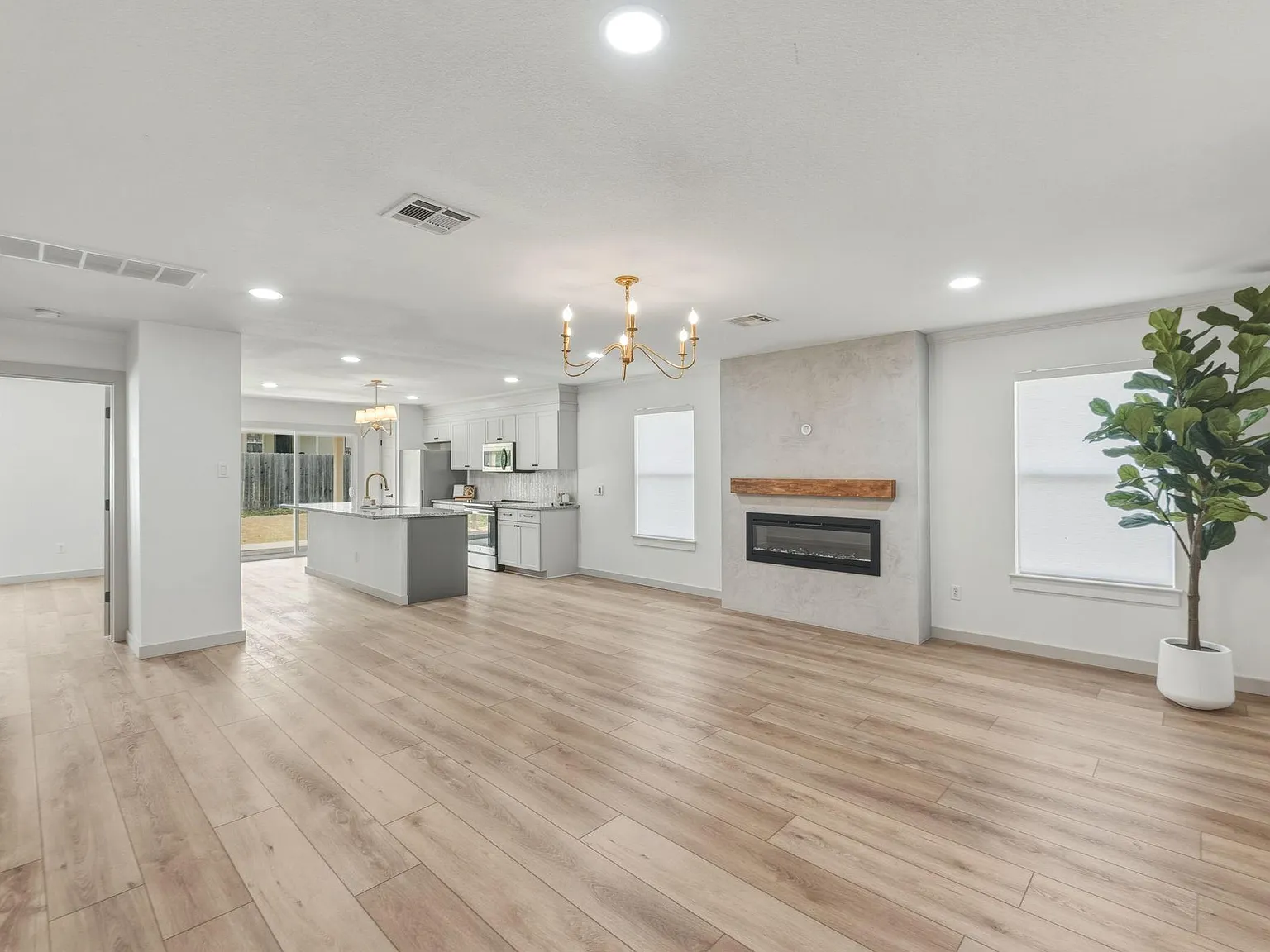 4 bed, 2.5 bath, 2241 sqft, $2,250 — Photo 3
