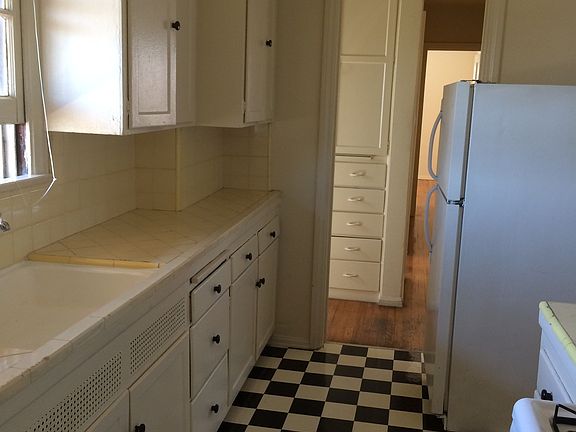 Kitchen, lots of cabinets