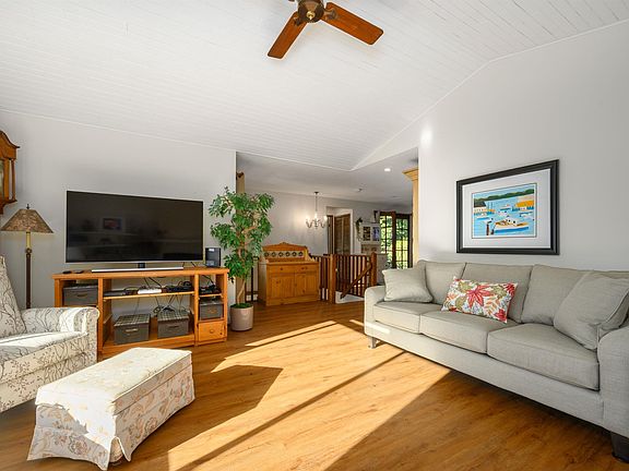 3rd image of 1720 Scott Rd