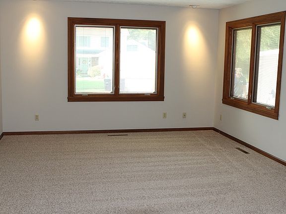3rd image of 1318 Windmill Dr