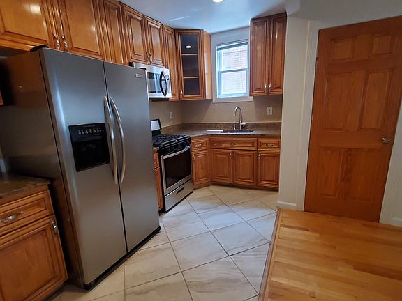 3rd image of 599 Drew St Floor 1
