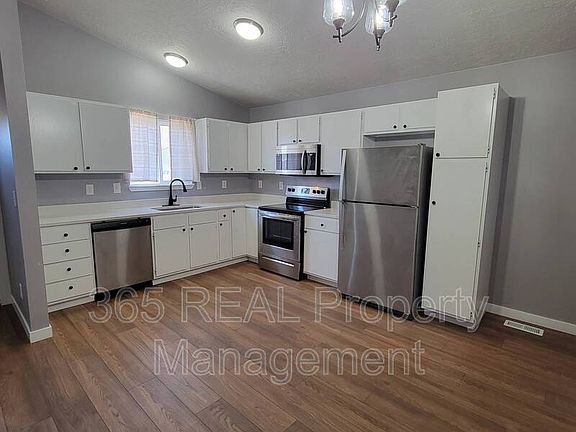 3rd image of 330 32nd Ave