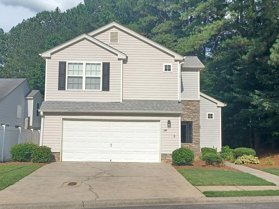 front of home with garage
