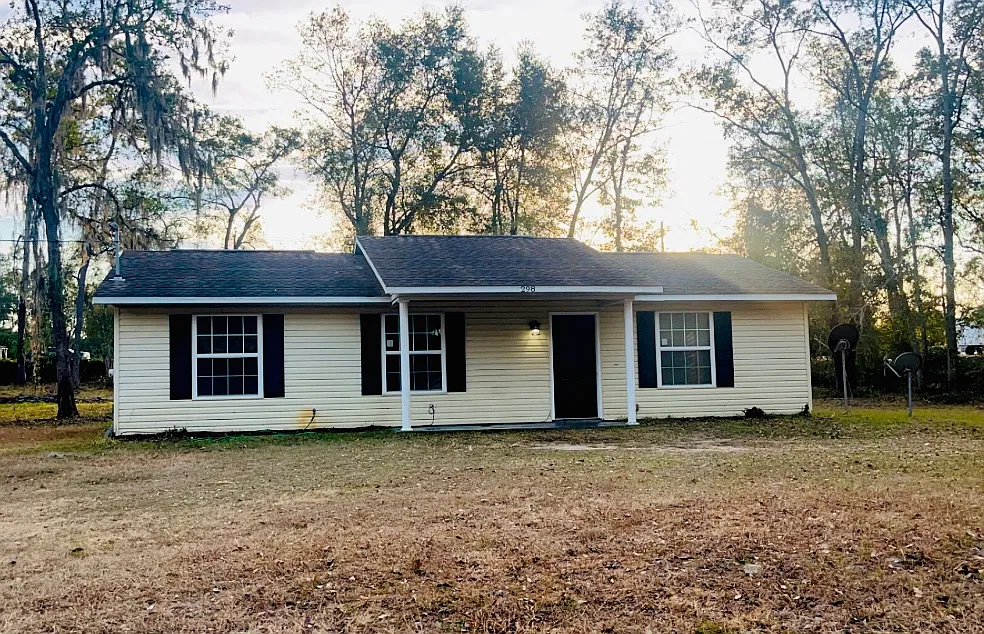 3 bed, 1056 sqft, $1,650 — Photo 1