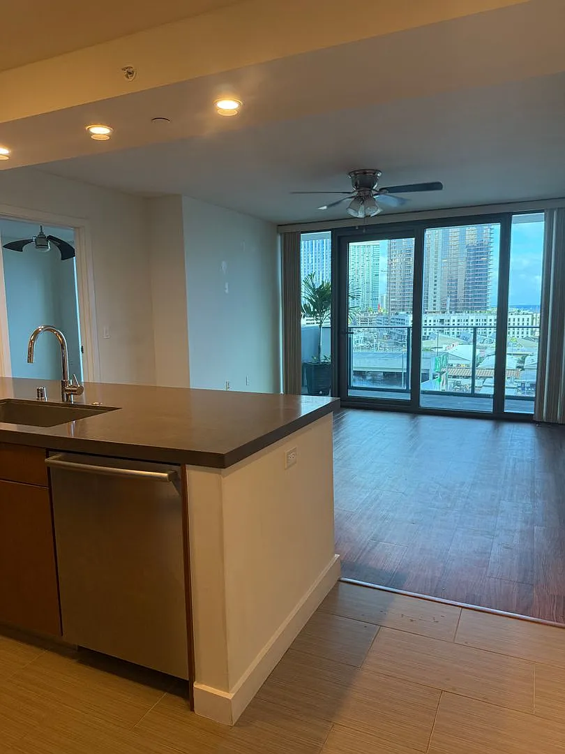 Kakaako 2-Bedroom, 2-Bath with Ocean & Diamond Head Views — Photo 2