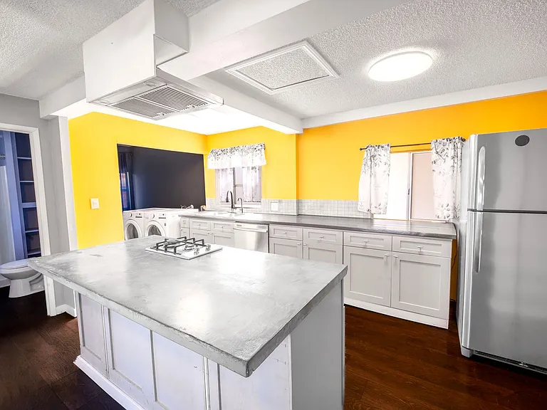 3041 Valle Ave — Photo 1