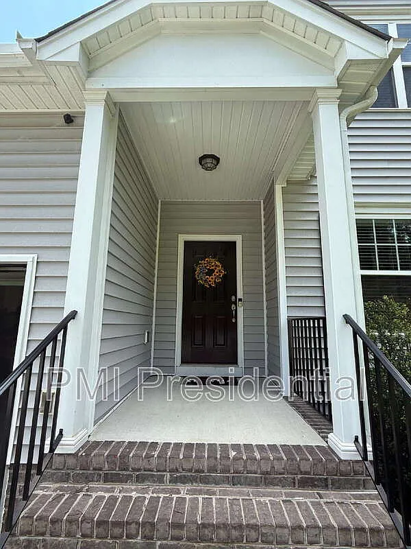 4 bed, 3.0 bath, 2562 sqft, $2,995 — Photo 2