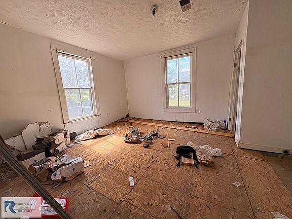 3rd image of 213 Mabin St