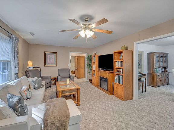 5th image of 814 Lakeside Dr