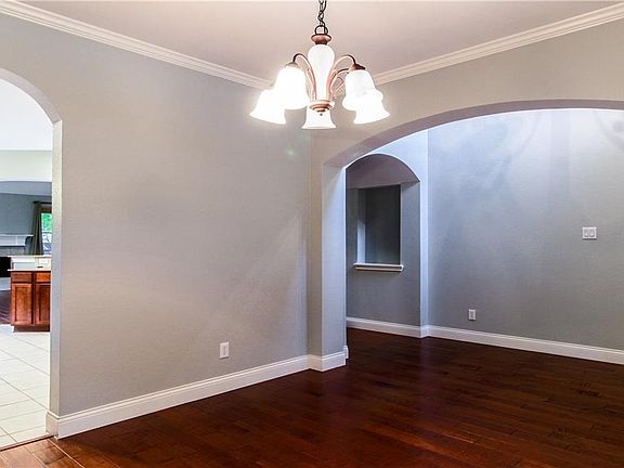 5th image of 7609 Mapleridge Dr