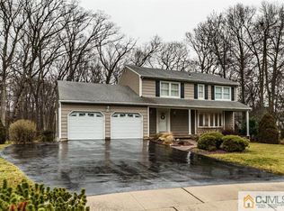 39 Ellen Cir, Old Bridge, NJ 08857