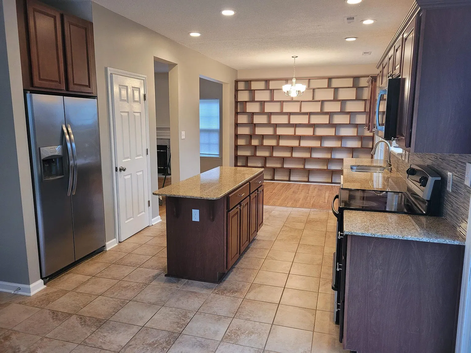 3 bed, 2.5 bath, 1622 sqft, $2,050 — Photo 3