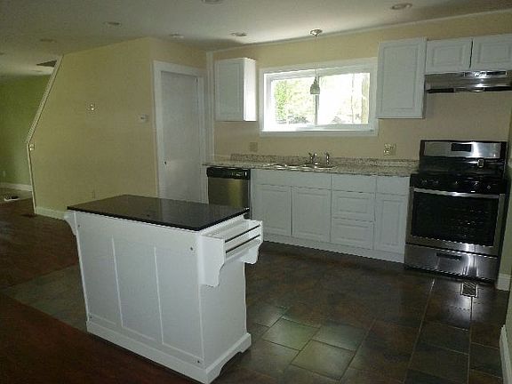 4th image of 320 Maplecrest Ave