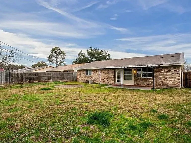 423 Southlake Dr — Photo 1