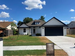 1204 NE 5th St, Moore, OK 73160