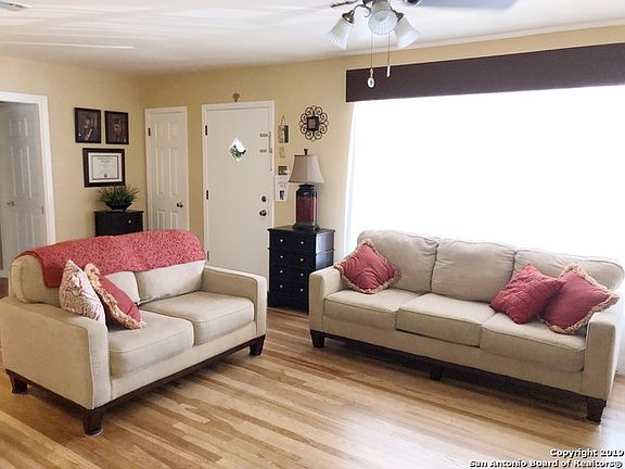 4th image of 423 Storeywood Dr