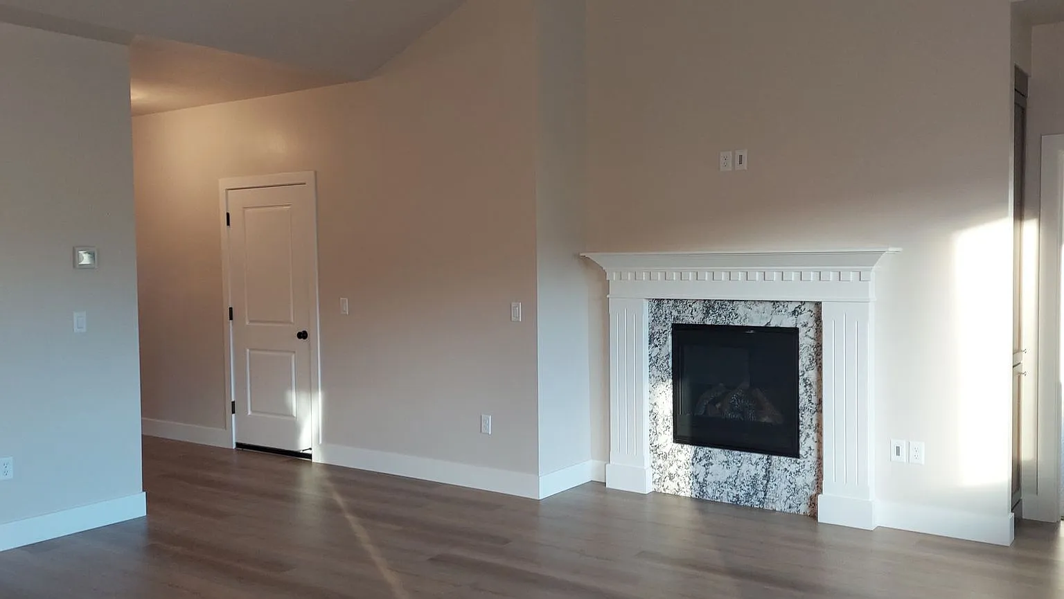 Beautiful 3 Bedroom, 2 Bathroom Home in Central Point — Photo 3