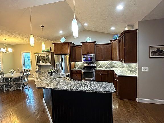 4th image of 21833 Rock River Rd