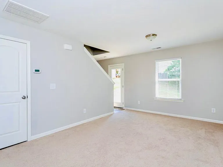 576 Camel St — Photo 5