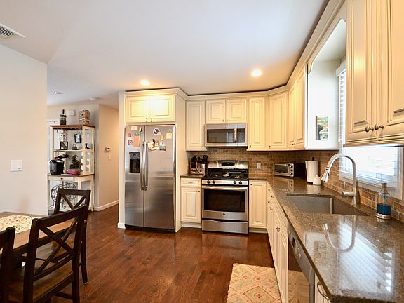 2nd image of 5 Osage Dr E