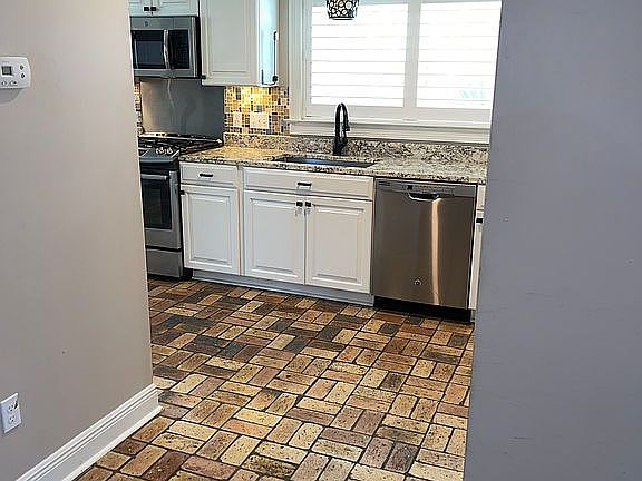 4th image of 1055 Desoto St