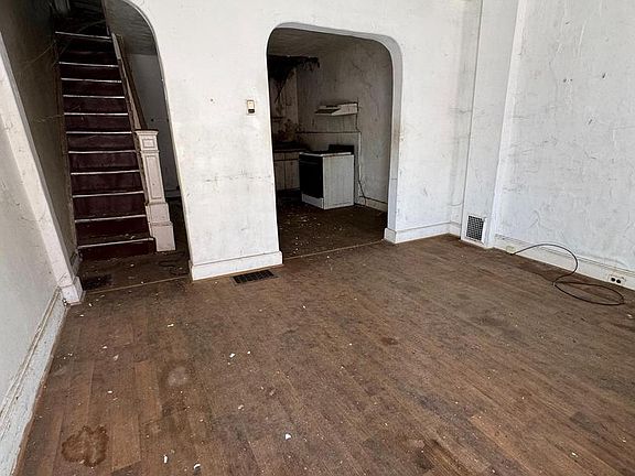 2nd image of 2355 Wilder St