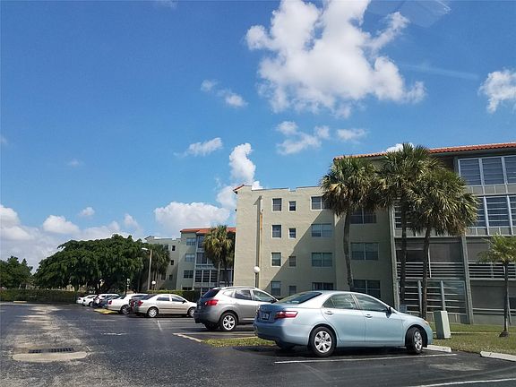 4th image of 1810 N Lauderdale Avenue #2308