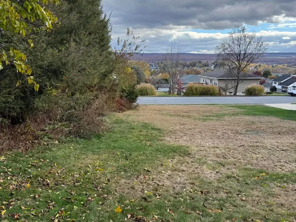 98 Roberts Dr, Olyphant, PA 18447