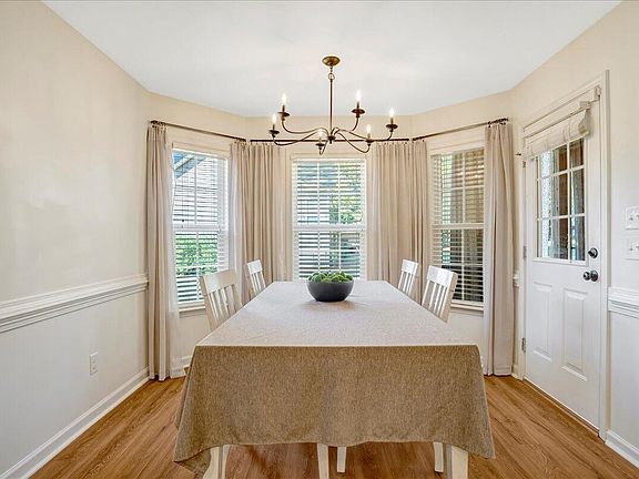 5th image of 20 Pine Nut Ln