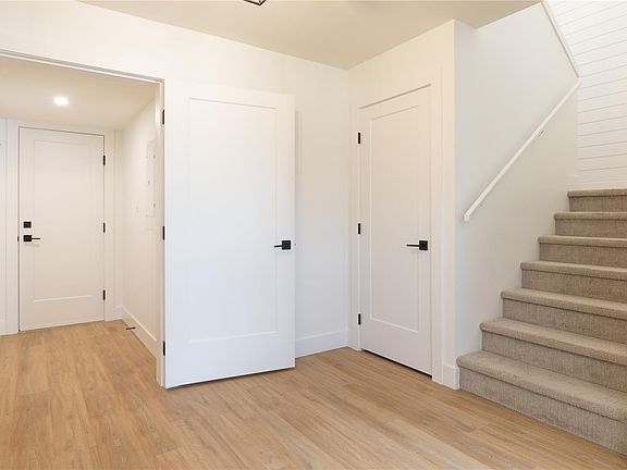 5th image of 107 Evelyn Cres