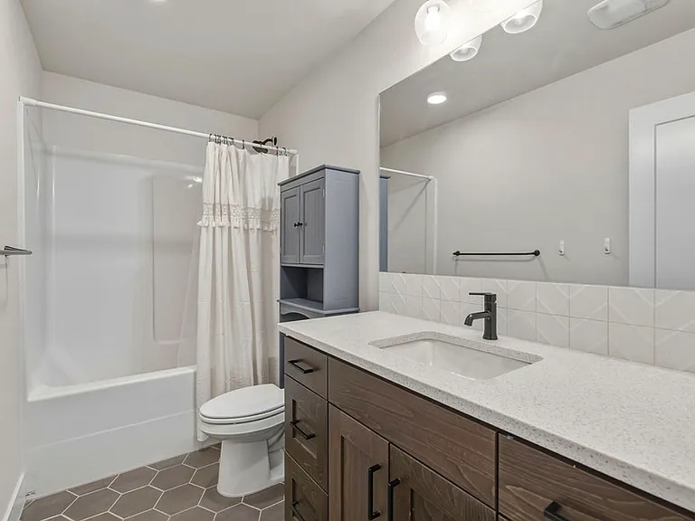 1008 NE Whistle Way — Photo 5