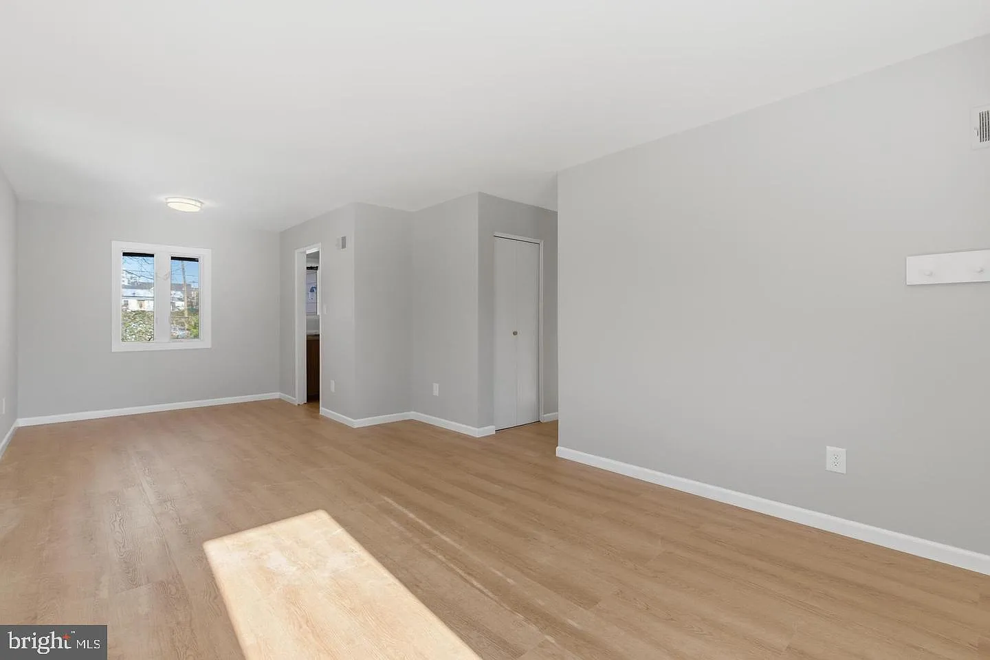 3 bed, 1.0 bath, 1197 sqft, $3,200 — Photo 4