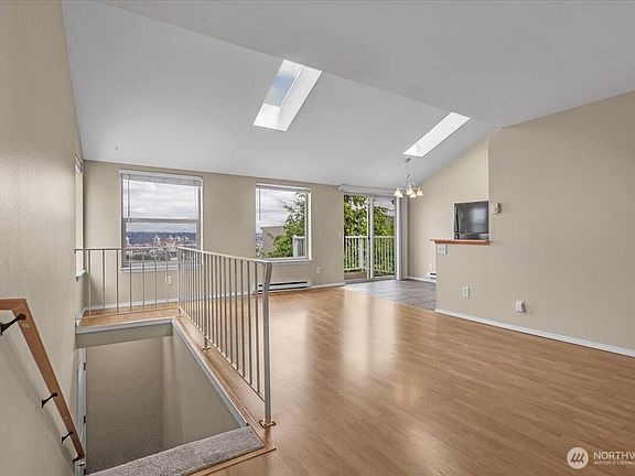 5th image of 226 Broadway #20