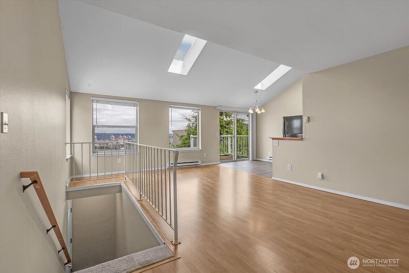 5th image of 226 Broadway #20