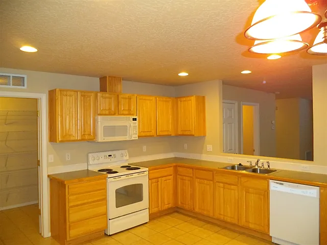 9565 W Shelborne Dr — Photo 3