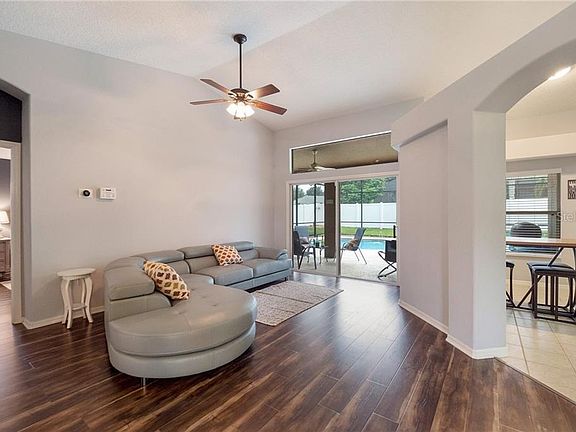 4th image of 2555 Rollins Ave
