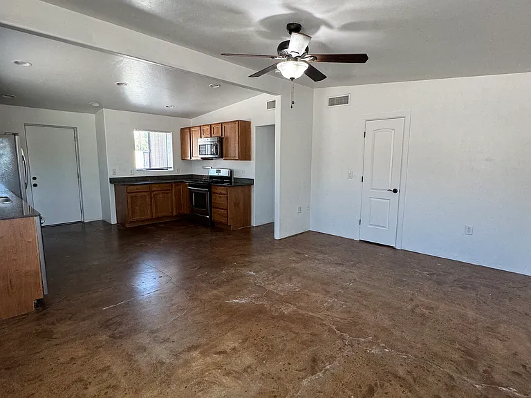 120 N Campbell Ave — Photo 7